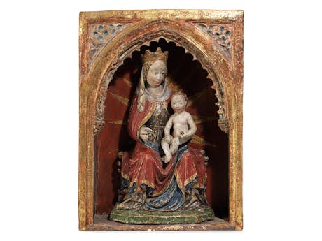 Gotische Schnitzfigur einer Madonna mit Kind im Schrein 
